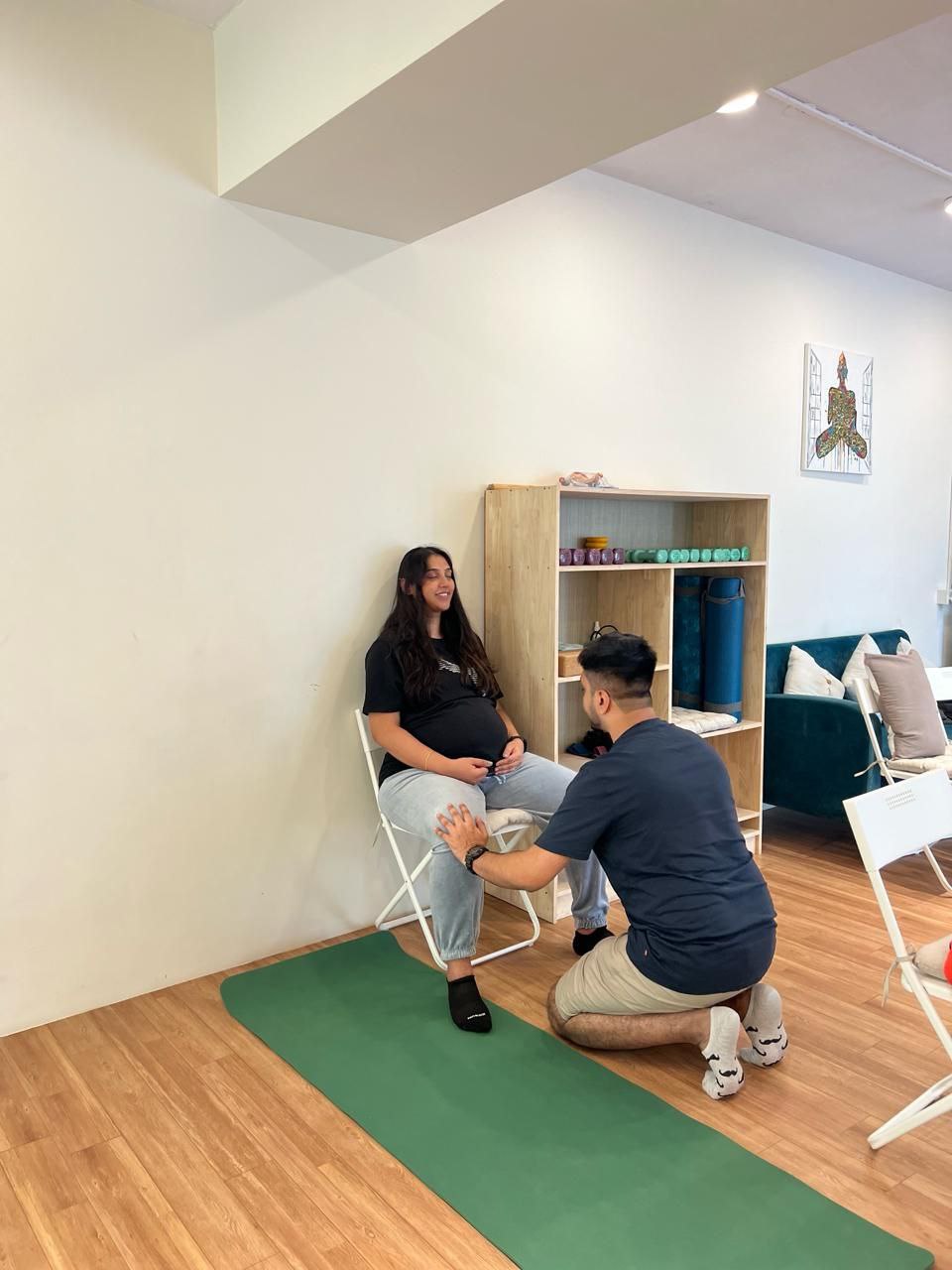 Expectant father supporting pregnant mom - A couple participating in Aura's labor management workshop, focusing on coping strategies for labor pain.